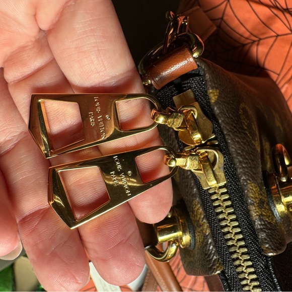 Louis Vuitton Monogram V Tote Black W Tags - Picture 13 of 16